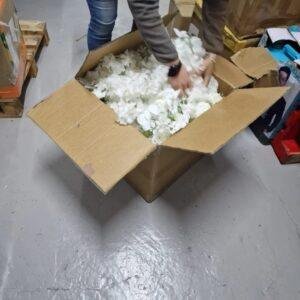 Caja de flores blancas artificiales