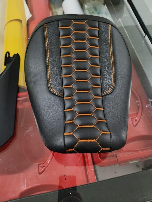 432 Asiento de Motocicleta Color Negro con Costuras Naranja